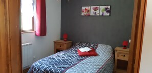 3 dormitorios y tabla de planchar con plancha