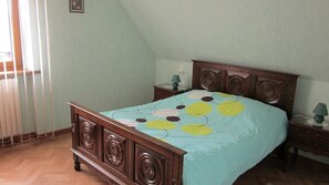 2 slaapkamers, een strijkplank/strijkijzer, reisbedje, gratis wifi