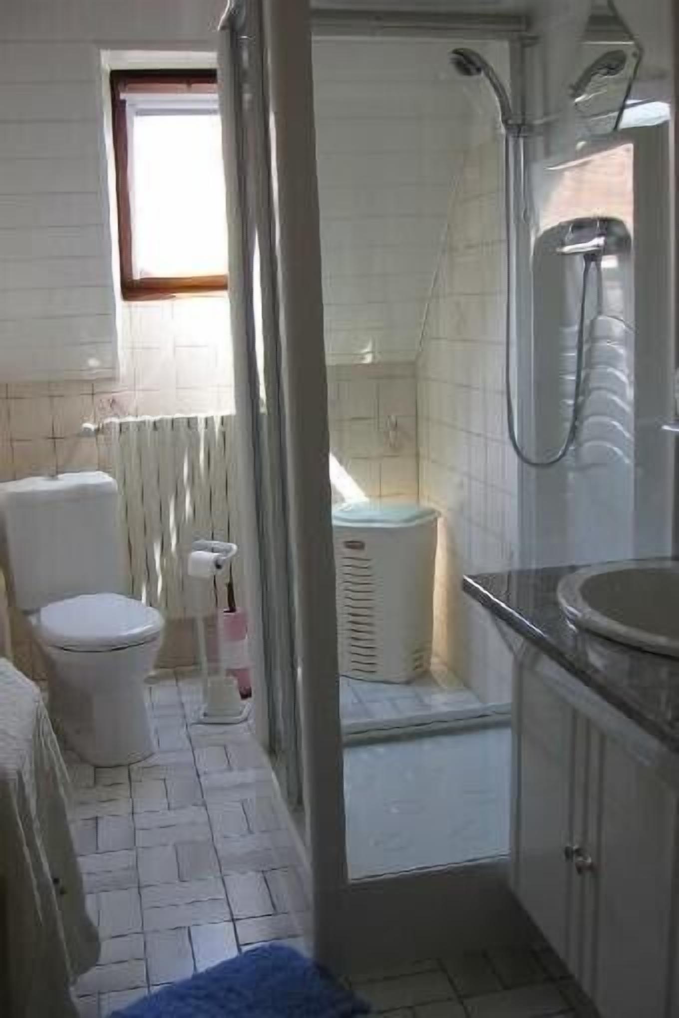Douche, sèche-cheveux, serviettes fournies