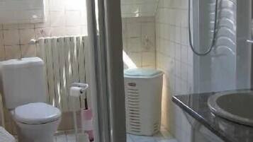 Douche, sĂšche-cheveux, serviettes fournies