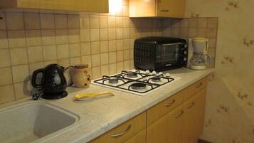 Frigorífico, microondas, horno y placa de cocina