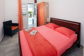 3 chambres, chambres insonorisées, fer et planche à repasser