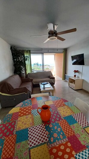 Flachbildfernseher, DVD-Player, Stereoanlage