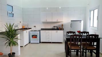 Kühlschrank, Ofen, Herdplatte, Wasserkocher mit Kaffee-/Teezubehör