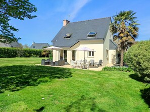Exterior - South facing villa, 800m from the beach, Wifi (fibre), 2 TV, enclosed garden.  (Fouesnant)