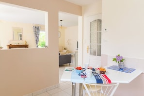 Dining - South facing villa, 800m from the beach, Wifi (fibre), 2 TV, enclosed garden. (Fouesnant)