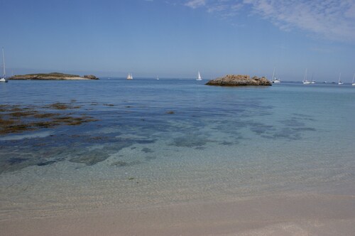 South facing villa, 800m from the beach, Wifi (fibre), 2 TV, enclosed garden. 