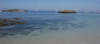 South facing villa, 800m from the beach, Wifi (fibre), 2 TV, enclosed garden. 