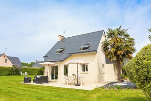 Exterior - South facing villa, 800m from the beach, Wifi (fibre), 2 TV, enclosed garden. (Fouesnant)