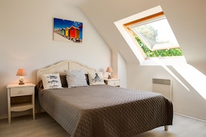 3 bedrooms, iron/ironing board, travel crib, free WiFi - South facing villa, 800m from the beach, Wifi (fibre), 2 TV, enclosed garden. (Fouesnant)