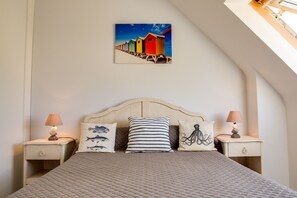 3 bedrooms, iron/ironing board, travel crib, free WiFi - South facing villa, 800m from the beach, Wifi (fibre), 2 TV, enclosed garden.  (Fouesnant)