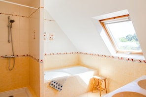 Baignoire, séchoir à cheveux, savon, papier de toilette