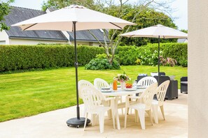 Outdoor dining - South facing villa, 800m from the beach, Wifi (fibre), 2 TV, enclosed garden.  (Fouesnant)