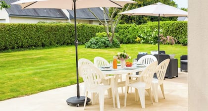 South facing villa, 800m from the beach, Wifi (fibre), 2 TV, enclosed garden.