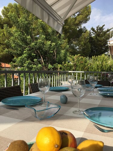 Huvila täysin remontoitu rauhassa, 100 metrin päässä merestä ja lähellä rantoja