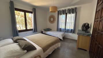 3 slaapkamers, een bureau, een strijkplank/strijkijzer, gratis wifi