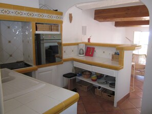 Fridge, microwave, oven, stovetop - Sleeps 6-10, 80 m2, historic town centre, sea view, 2 mins to harbour and shops (Cassis)