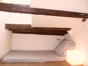 4 عدّة غرف نوم ومكواة/لوح كي وواي فاي مجانًا وملاءات أسرّة