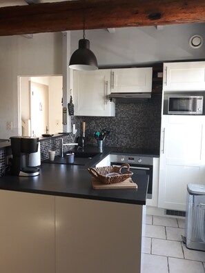 Réfrigérateur, micro-ondes, four, plaque de cuisson