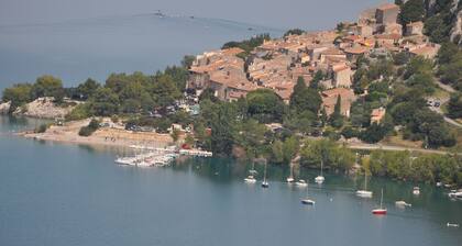Avec vue sur le lac de Ste Croix, villa contemporaine pour 6 personnes