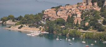 Met uitzicht op het meer van Ste Croix, moderne villa voor 8 personen
