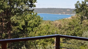 A coastal landscape with dense greenery and a clear view of the sea. - With view on the lake of Ste Croix, contemporary villa for 8 people  (Bauduen)