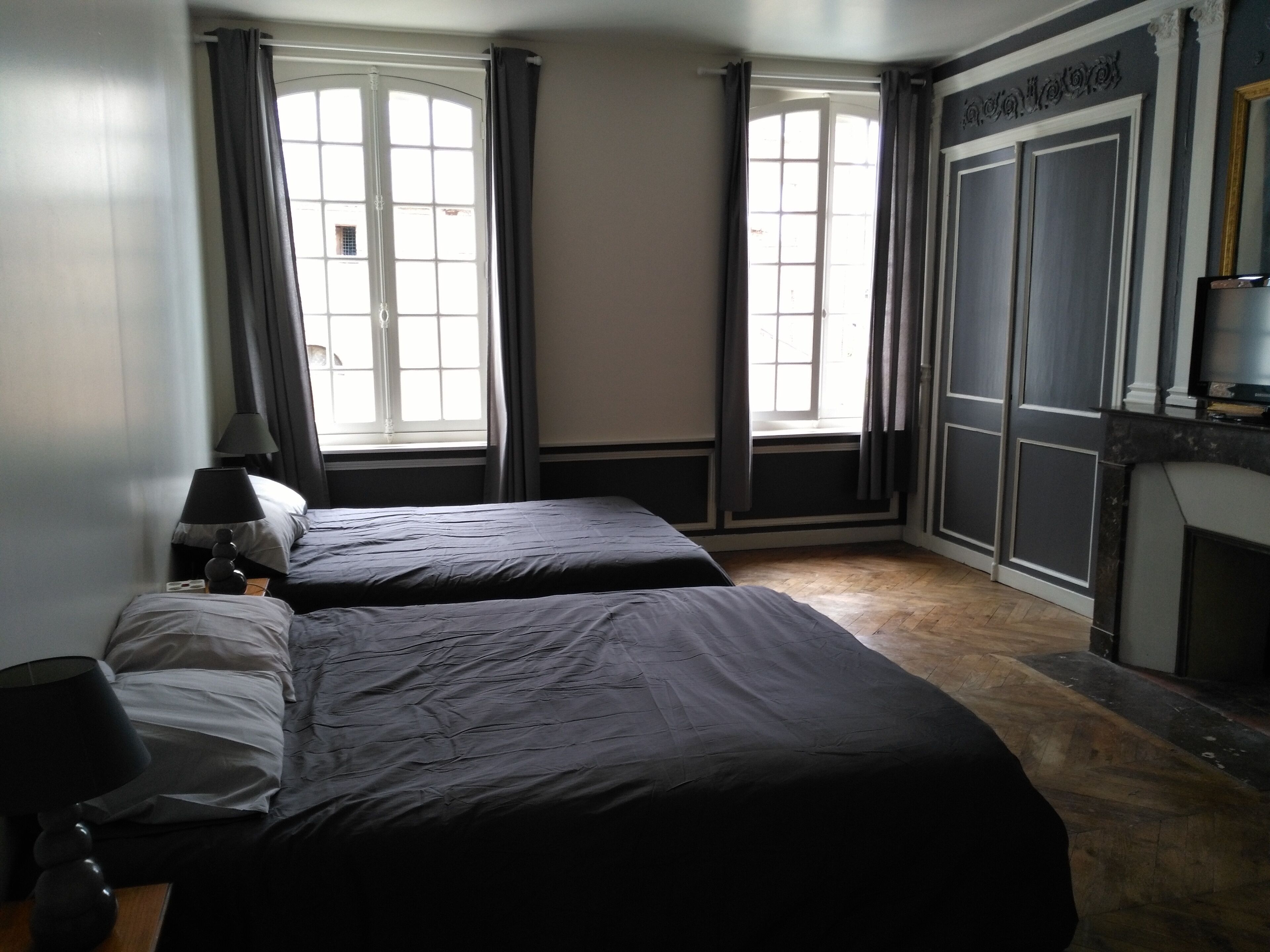 5 habitaciones, escritorio y tabla de planchar con plancha 