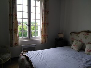 5 bedrooms, desk, iron/ironing board, travel crib - Gite in Normandy with private and heated swimming pool. (Bacqueville-En-Caux)
