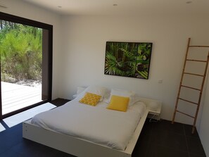 5 bedrooms, desk, iron/ironing board, free WiFi