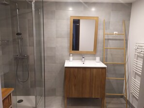 Een douche, een haardroger, handdoeken, zeep