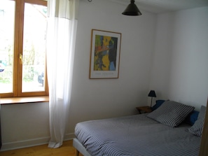 3 chambres, fer et planche à repasser, lit de bébé portatif
