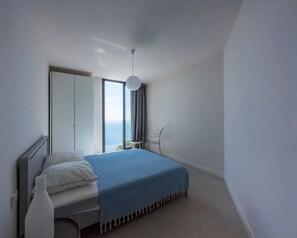 4 bedrooms, desk, iron/ironing board, free WiFi