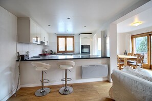 Een koelkast, een microgolfoven, een oven, een kookplaat