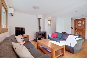 Een televisie en een open haard