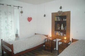 2 bedrooms, iron/ironing board, travel cot, free WiFi