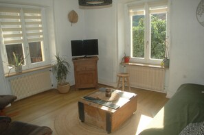 Televisión, reproductor de DVD, tenis de mesa y libros