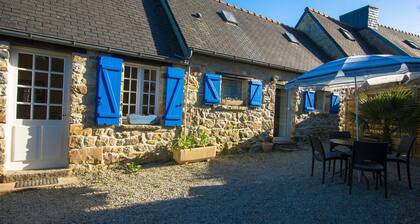 Stenen huis in de buurt van het strand tussen Crozon en Camaret