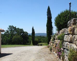 Property grounds - Mirepoix architect-designed villa bright heated pool gym wifi air-conditioning. (Roumengoux)