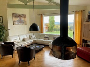 TV, DVD player, table tennis, books - Mirepoix architect-designed villa bright heated pool gym wifi air-conditioning. (Roumengoux)