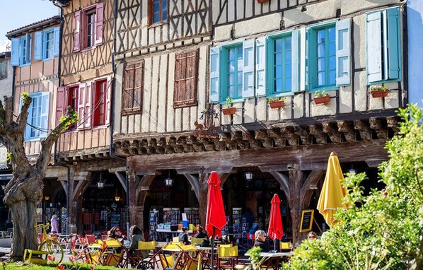 Outdoor dining - Mirepoix architect-designed villa bright heated pool gym wifi air-conditioning. (Roumengoux)
