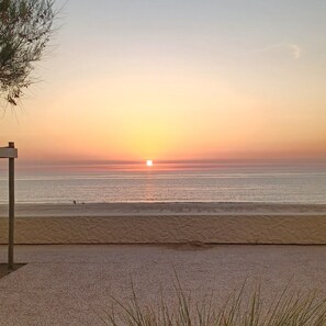 A beach with a sunset, a sandy path, and a signpost. - house in soulac sur mer *** (Soulac-Sur-Mer)