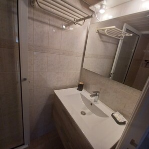 Shower, free toiletries, hair dryer, towels