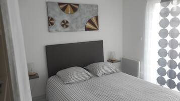 2 chambres, fer et planche à repasser, lit parapluie, Wi-Fi gratuit