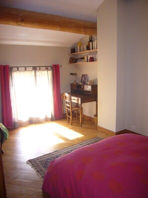 3 makuuhuonetta, työpöytä, silitysrauta/-lauta, ilmainen Wi-Fi