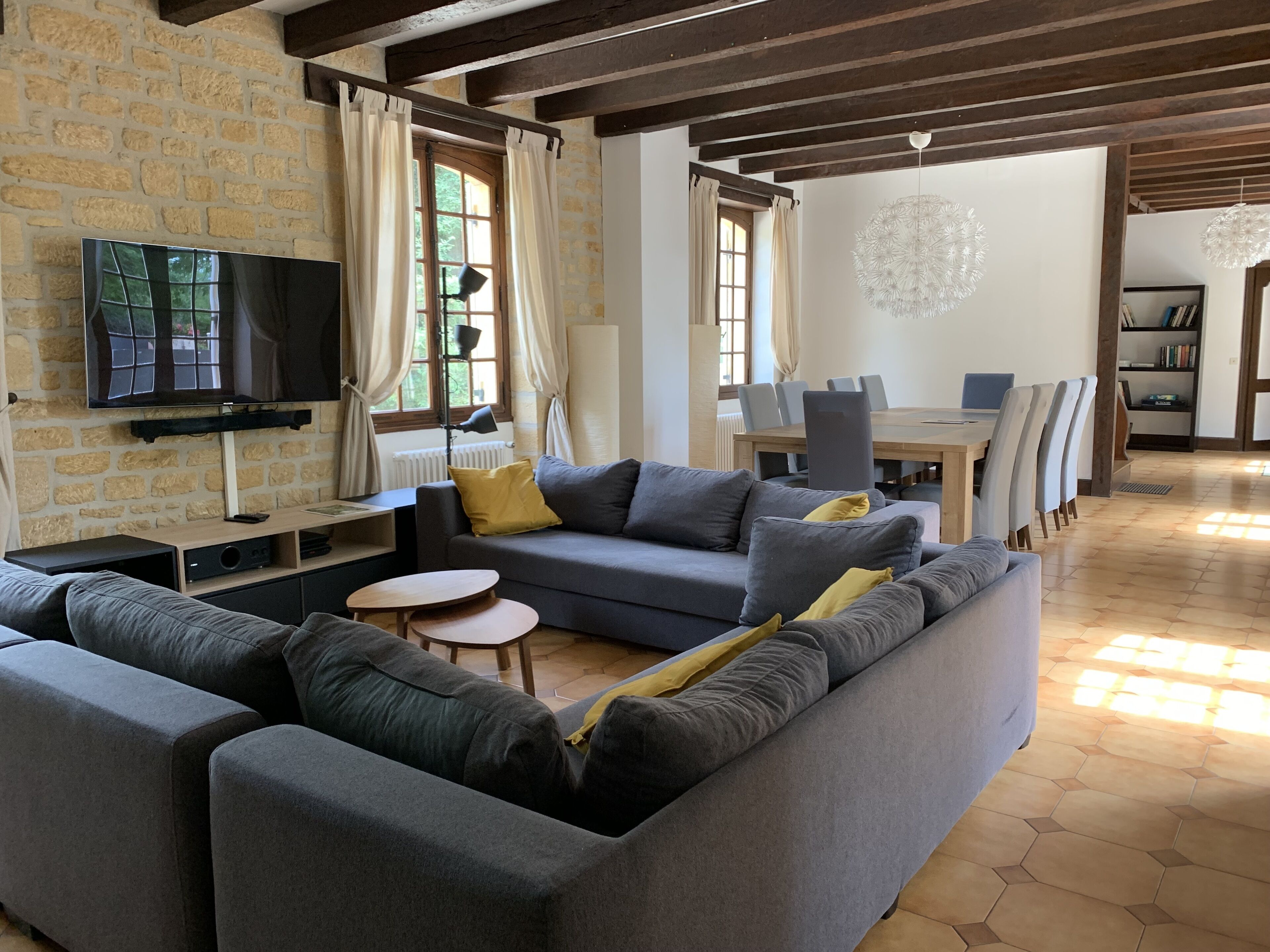 TV, fireplace, ping pong, books