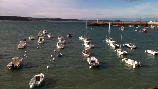A marina with numerous boats docked. - Beautiful view of the port and the Verdelet. Garden level. Wifi   (Erquy)