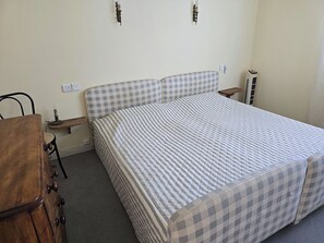 1 quarto, escrivaninha, ferros/tábuas de passar roupa
