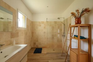 Een douche, een haardroger, handdoeken, zeep