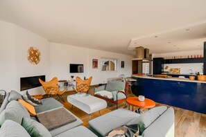 Télévision, cheminée, livres