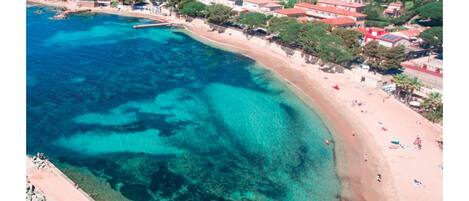 على الشاطئ، كراسي للتشمس